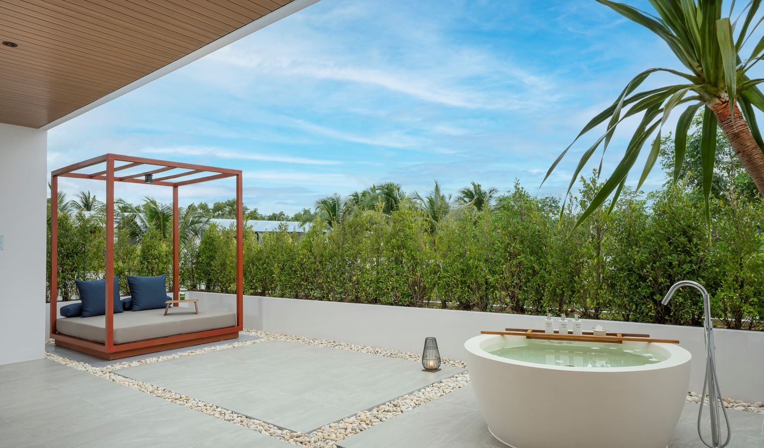 rooms-one-bedroom-suite-with-outdoor-bathtub