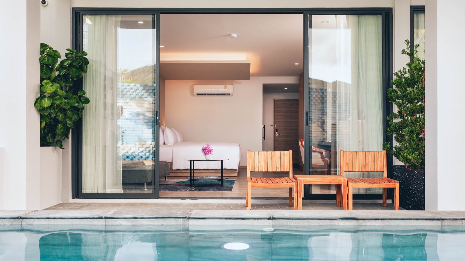 rooms-deluxe-pool-access