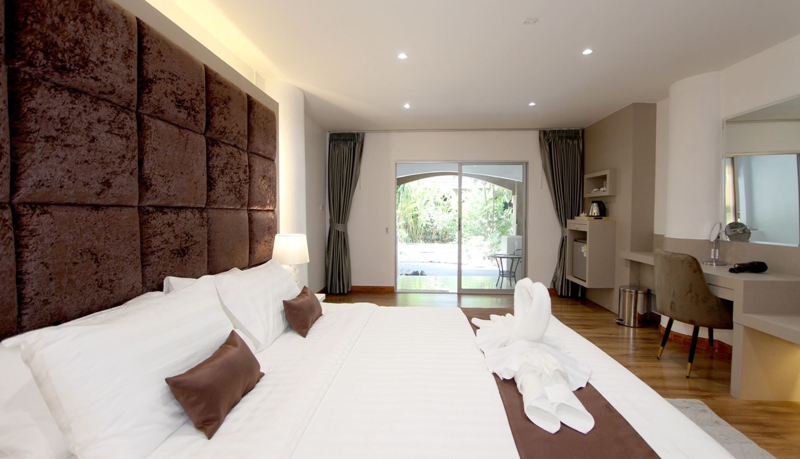 rooms-premier-pool-garden