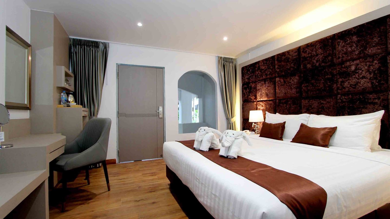 rooms-honeymoon-suite-with-jacuzzi