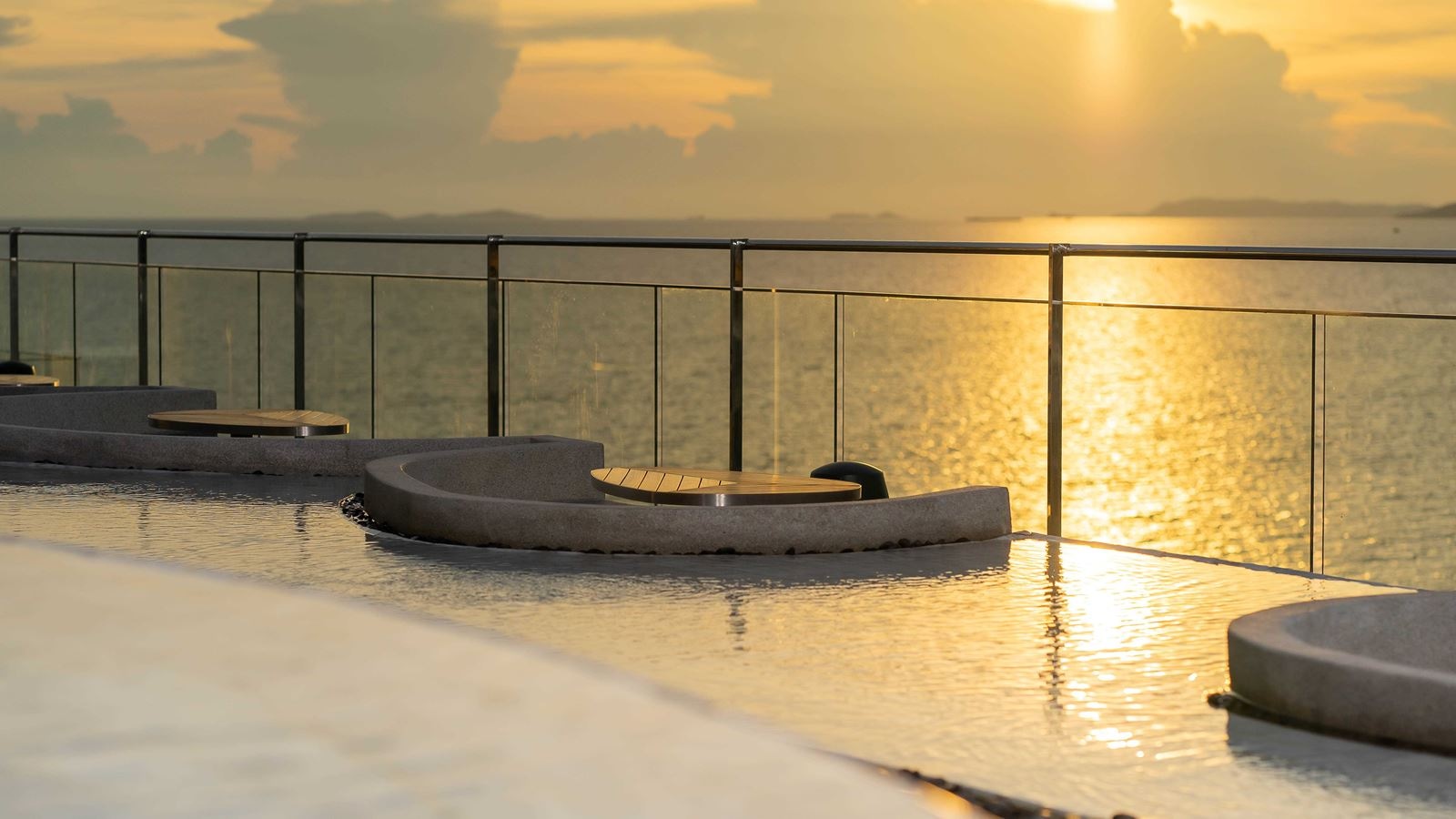 bars-the-rooftop-pool-bar