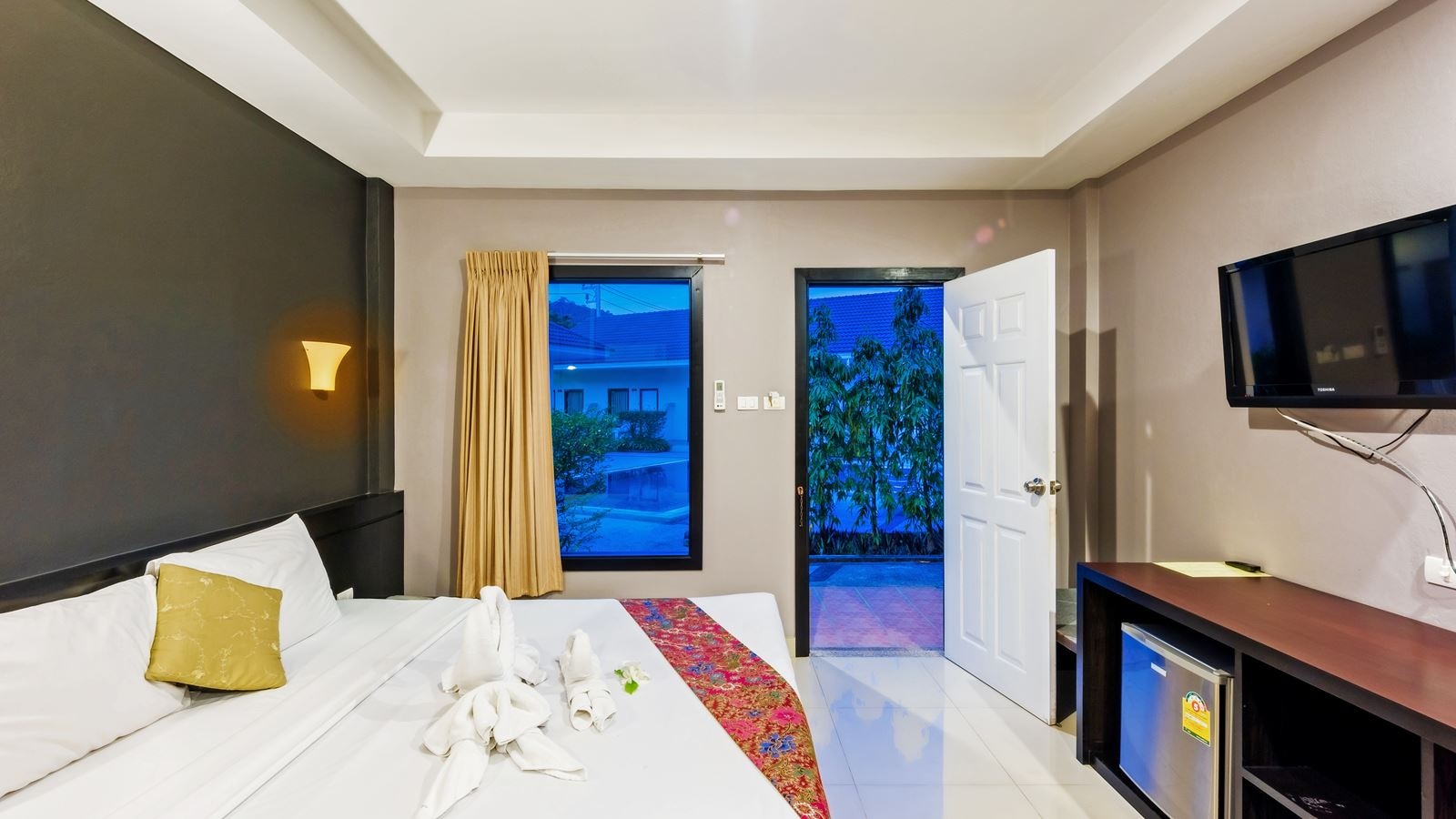 rooms-deluxe-bungalow