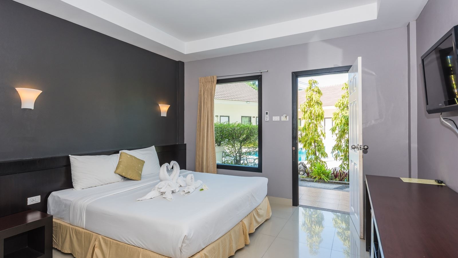 rooms-deluxe-bungalow