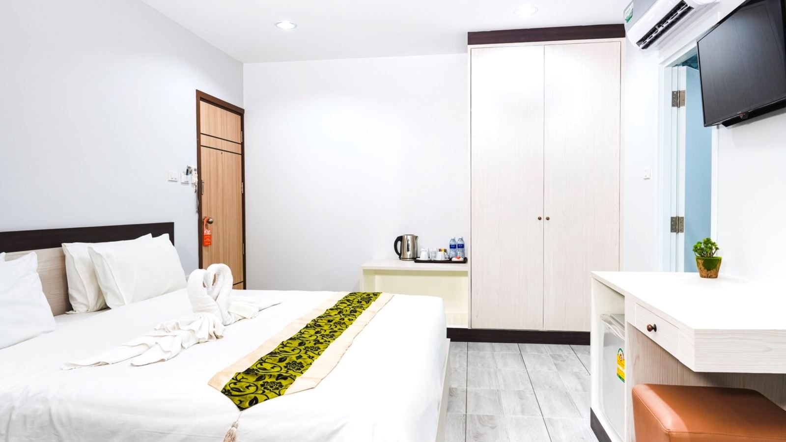 rooms-deluxe-no-view-no-window