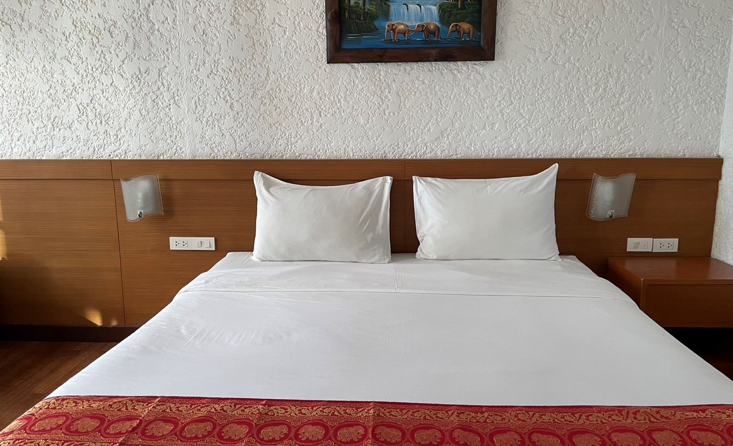 rooms-deluxe-pool-view