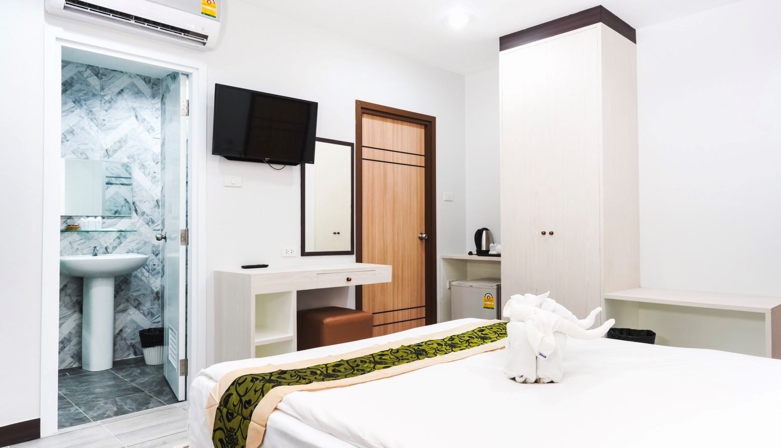 rooms-deluxe-no-view-no-window