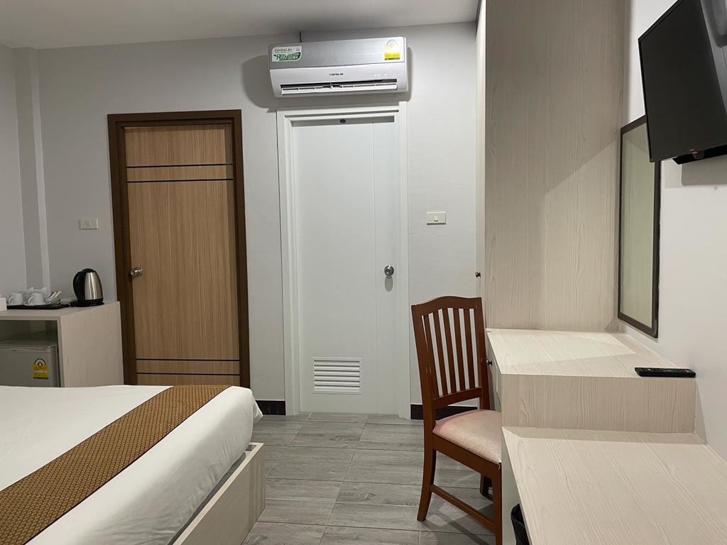 rooms-deluxe-no-view-no-window