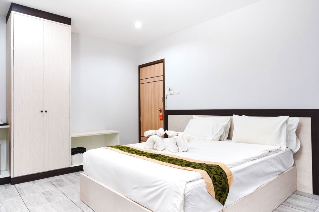 rooms-deluxe-no-view-no-window