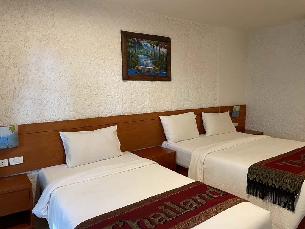 rooms-family-pool-view