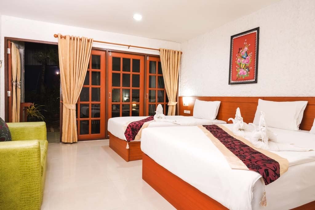 rooms-family-pool-view