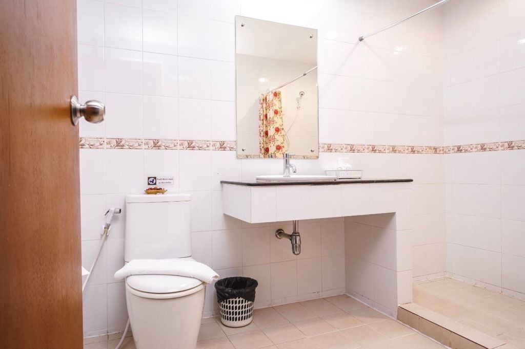 rooms-family-pool-view