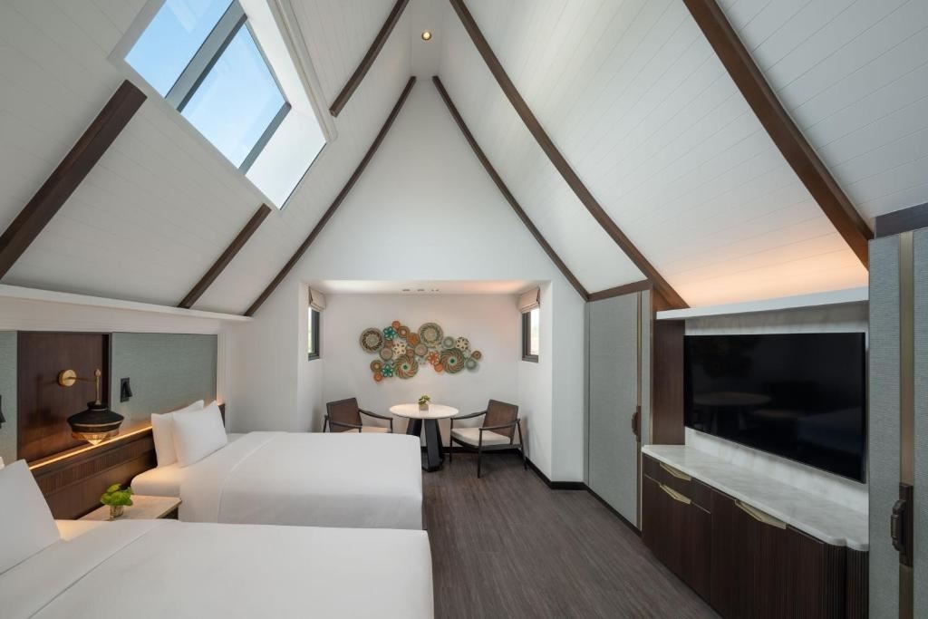 rooms-two-bedroom-loft-suite-pool-view