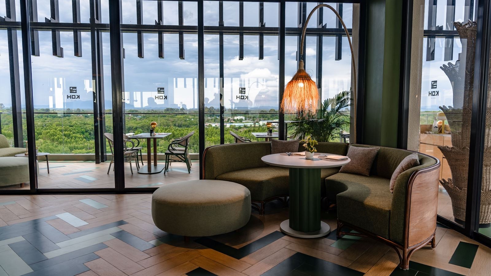 restaurants-koh-17-rooftop--dining