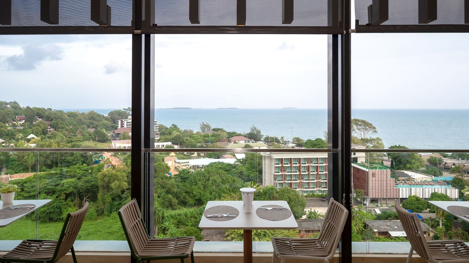 restaurants-koh-17-rooftop--dining