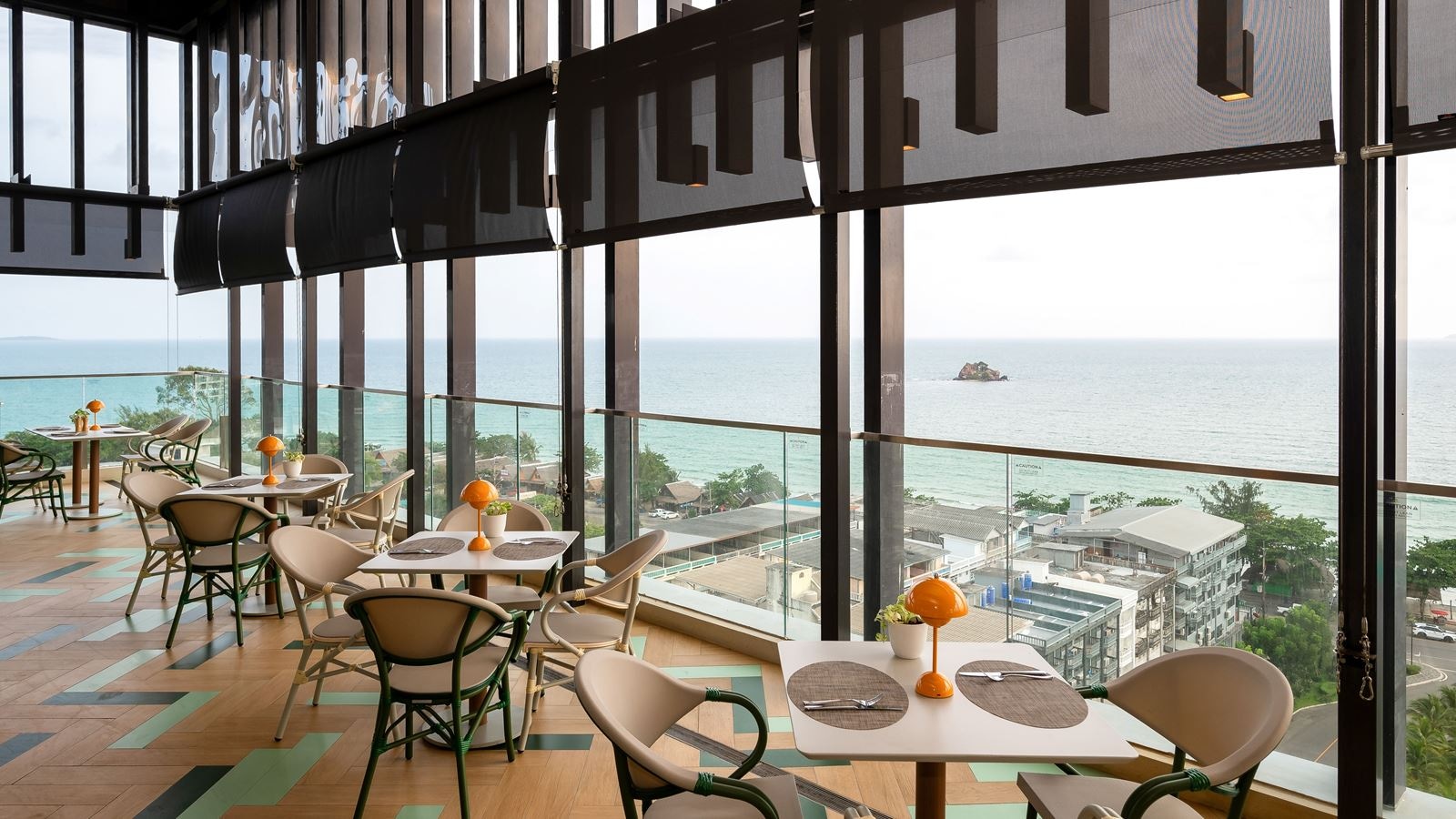 restaurants-koh-17-rooftop--dining