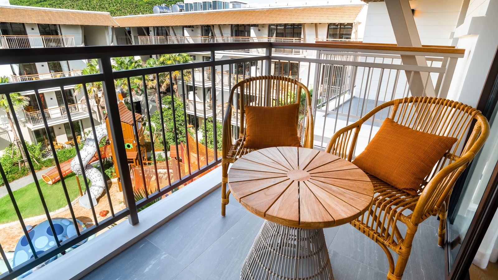 rooms-suite-kids-theme-playground-view