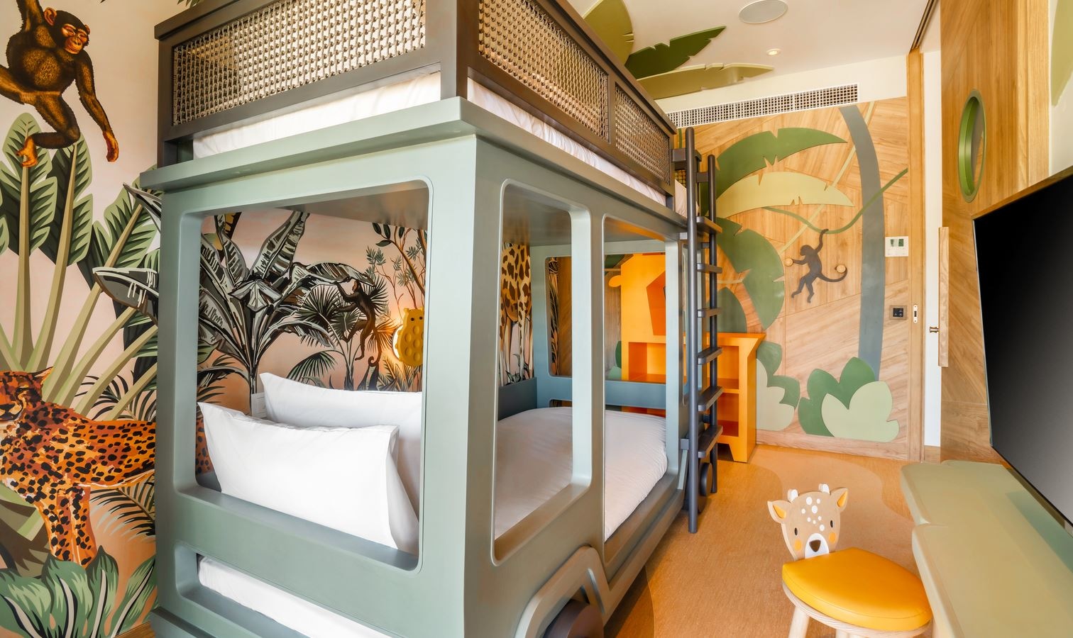 rooms-suite-kids-theme-balcony