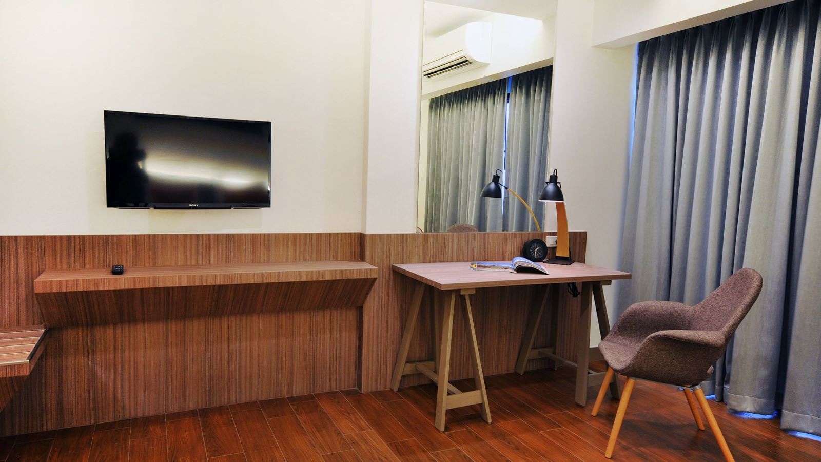 rooms-deluxe-pool-view