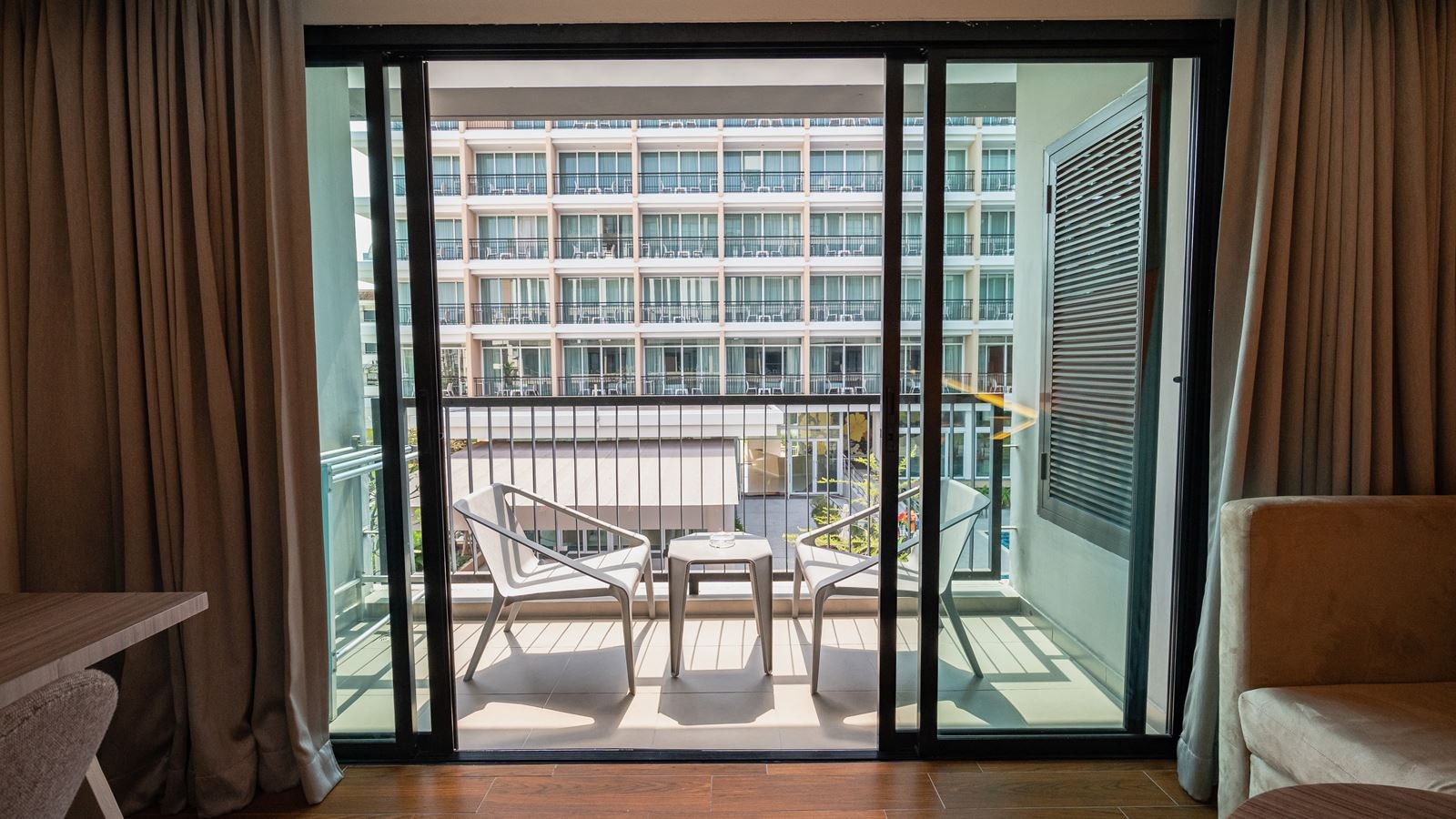 rooms-deluxe-pool-view