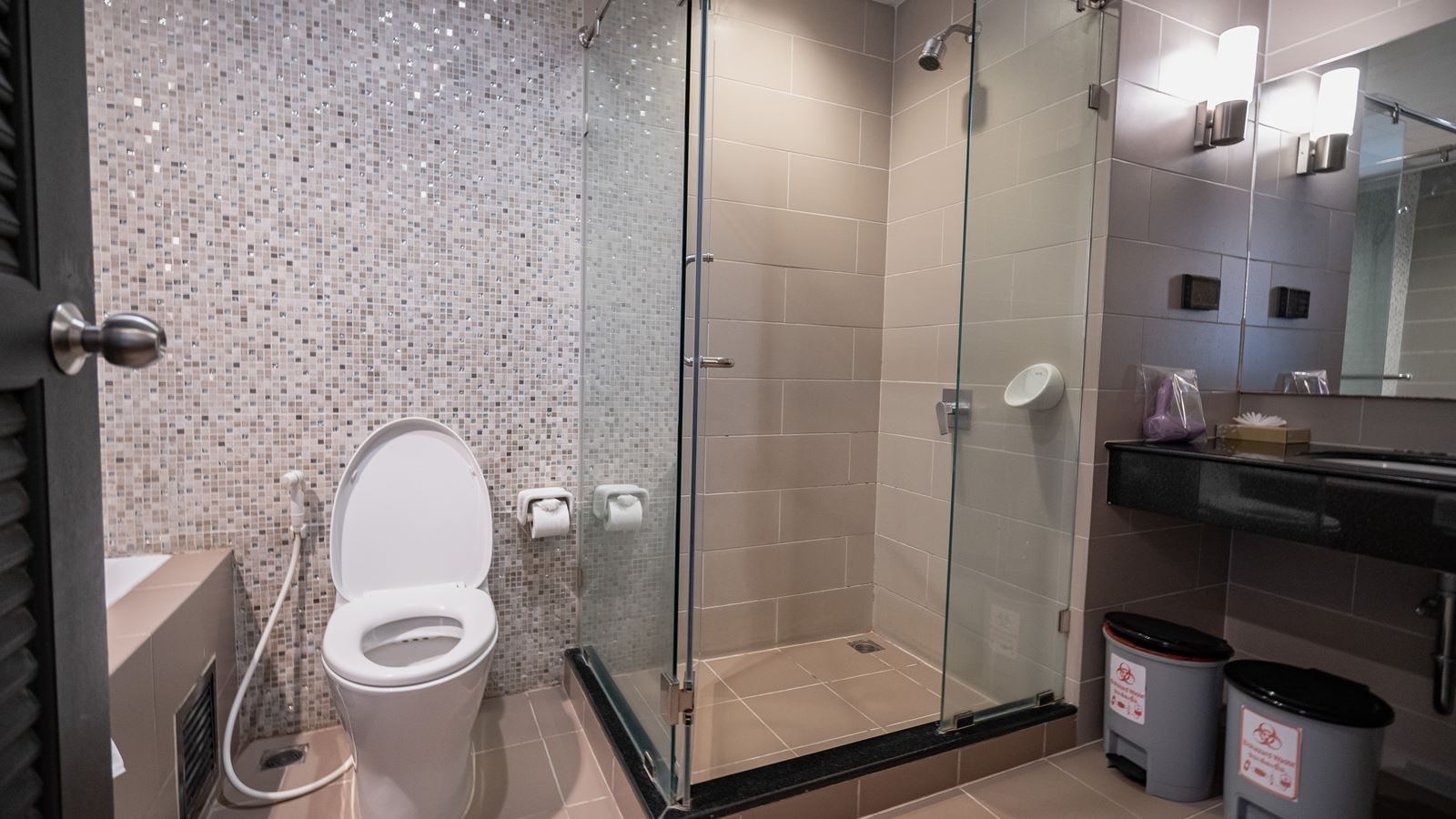 rooms-deluxe-premier-pool-view