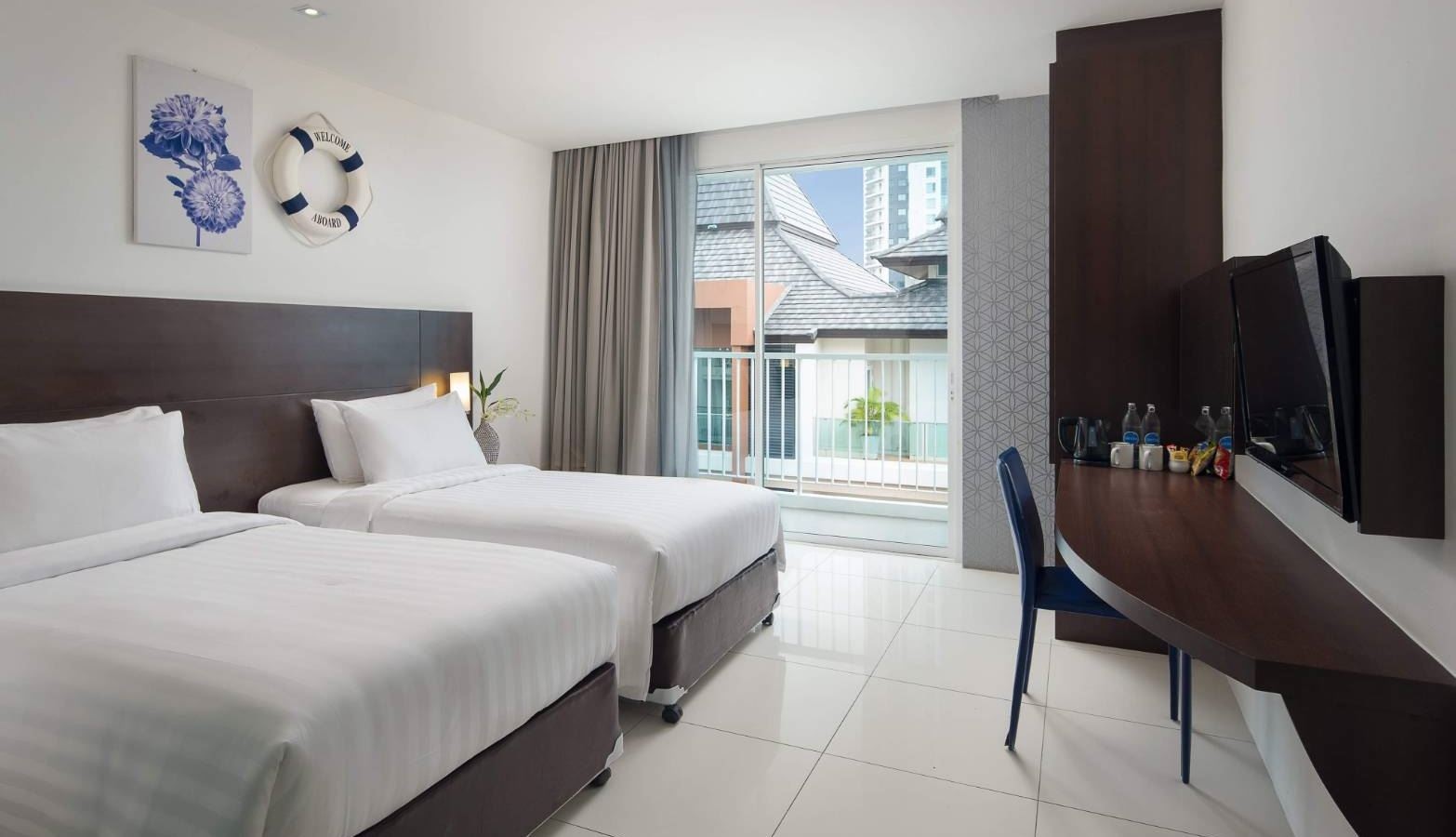 rooms-deluxe-with-balcony