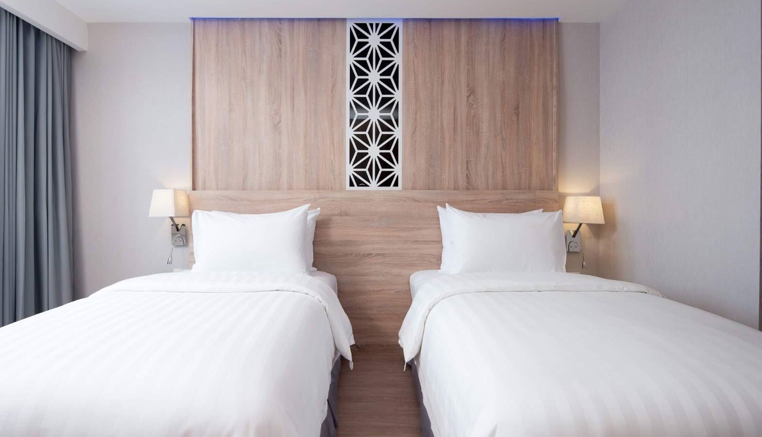 rooms-deluxe-cruise--no-balcony