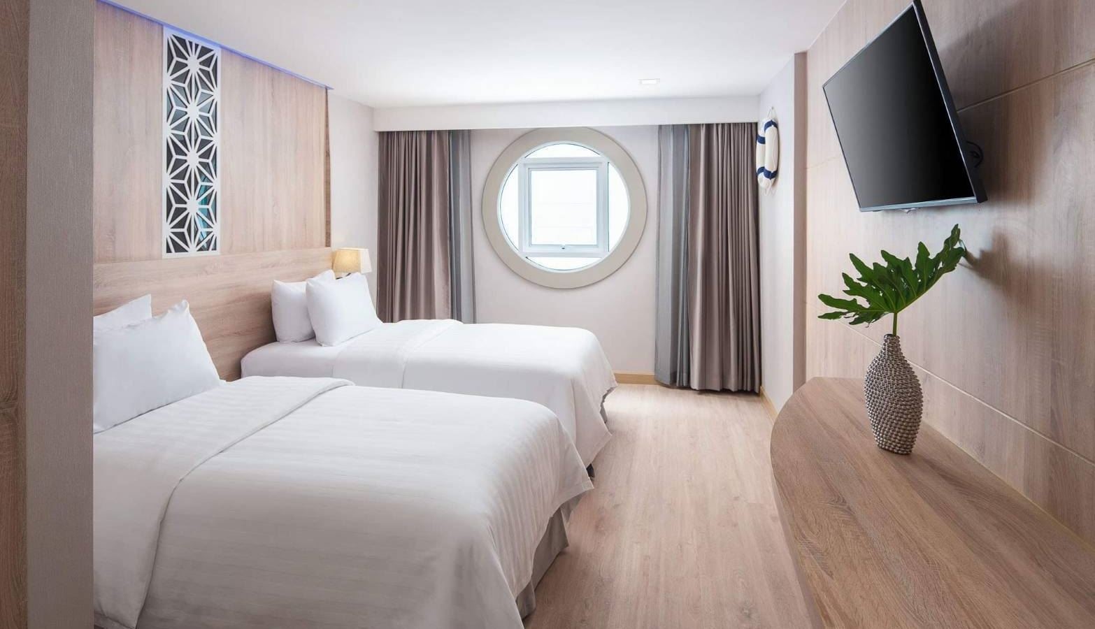 rooms-deluxe-cruise--no-balcony