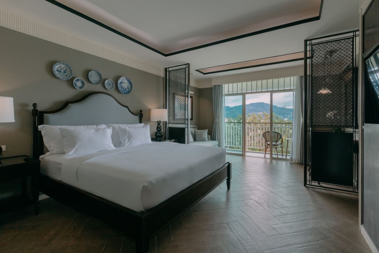 rooms-deluxe-pool-view