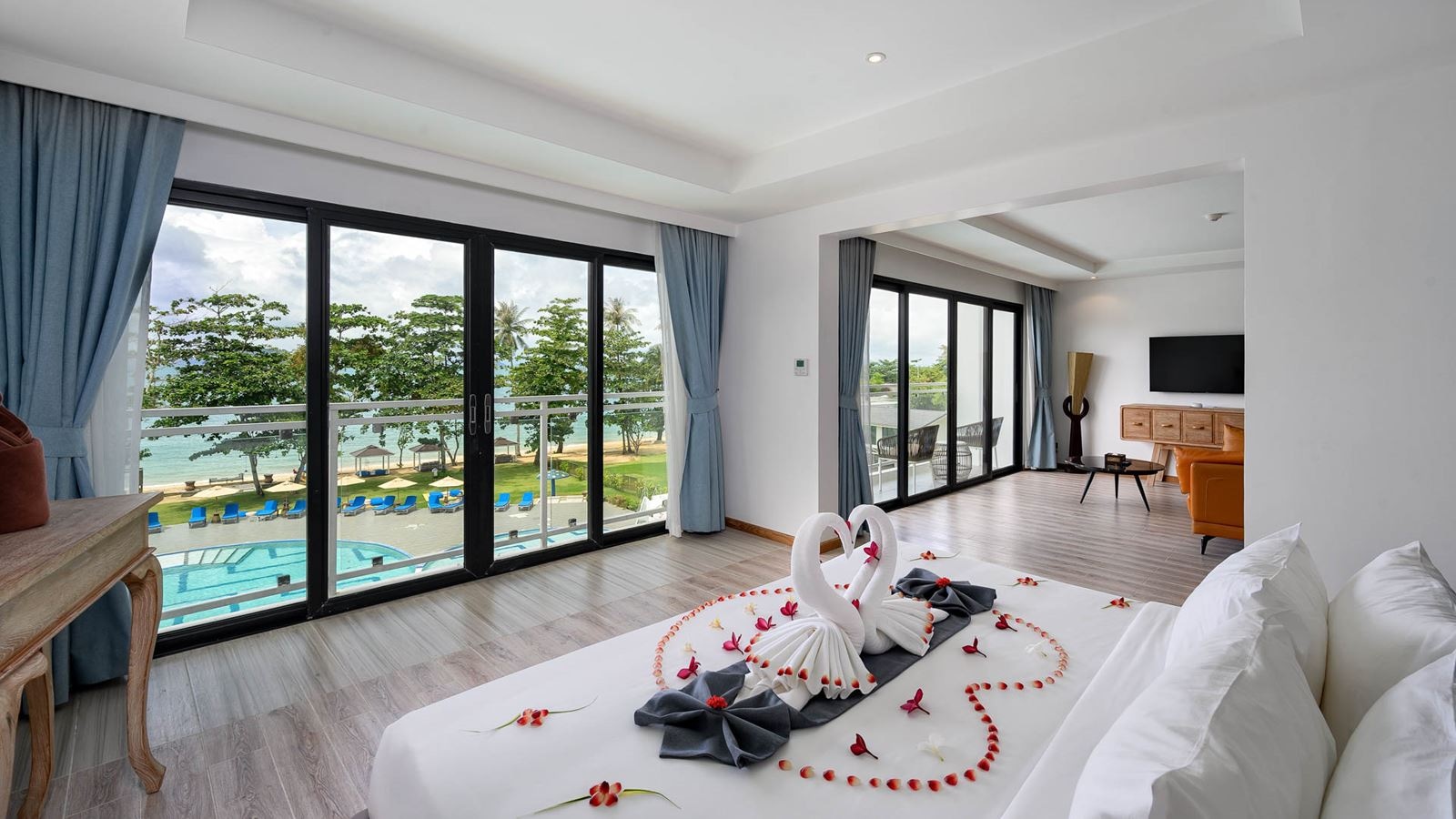 rooms-royal-suite-1-bed-room-+sofa