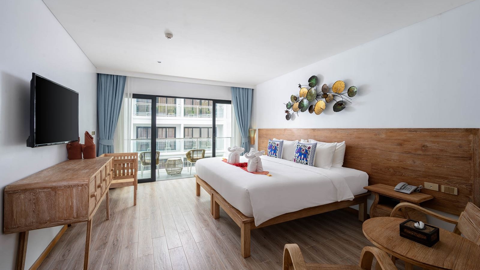 rooms-grand-deluxe-kingside-bed