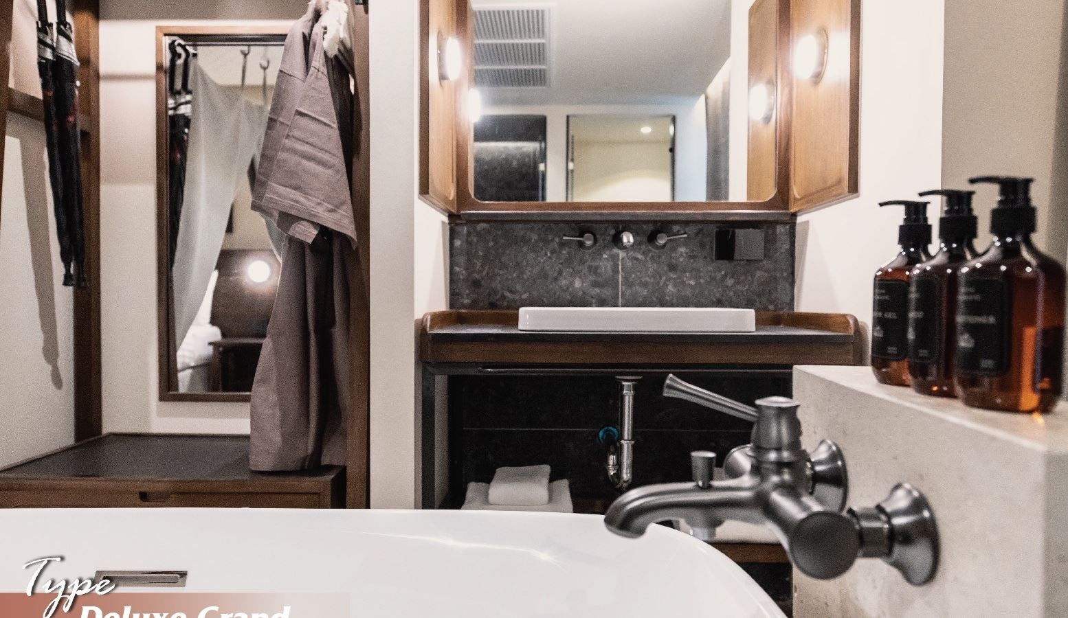 rooms-deluxe-grand-room