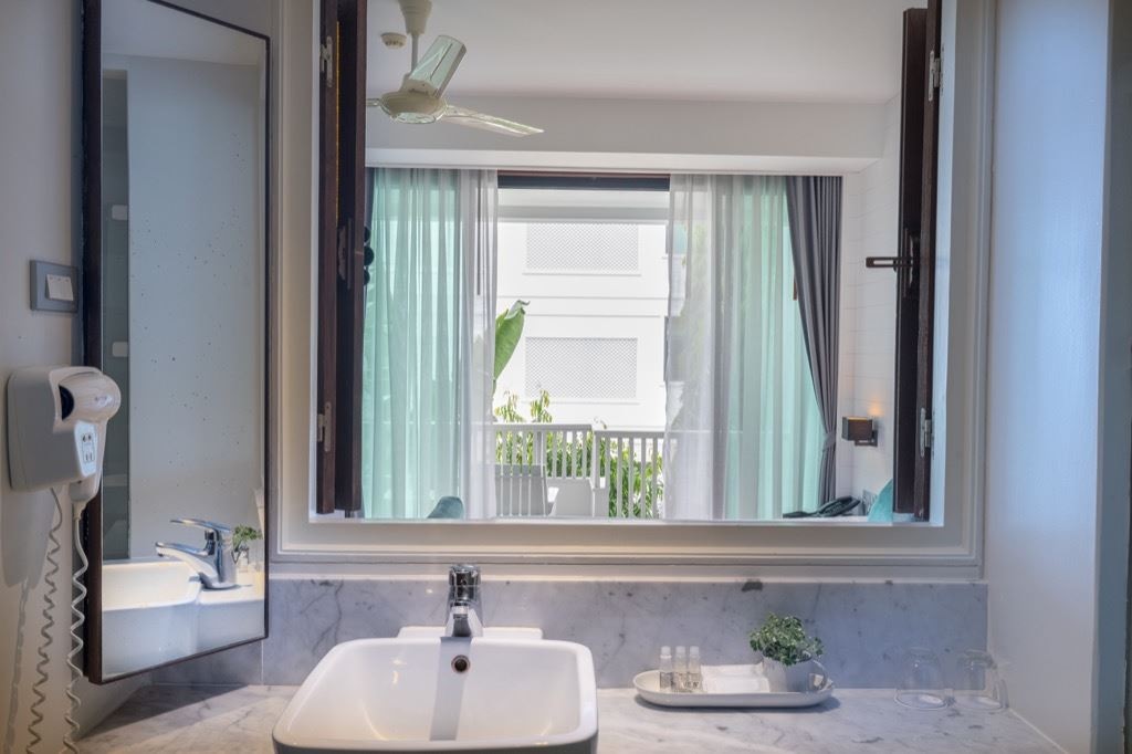 rooms-deluxe-balcony