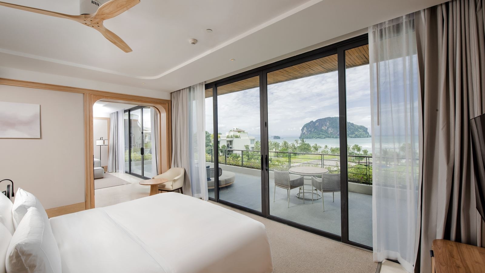 rooms-grand-family-seaview-suite