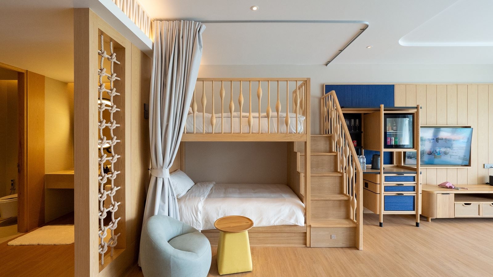 rooms-family-suite-pool-access