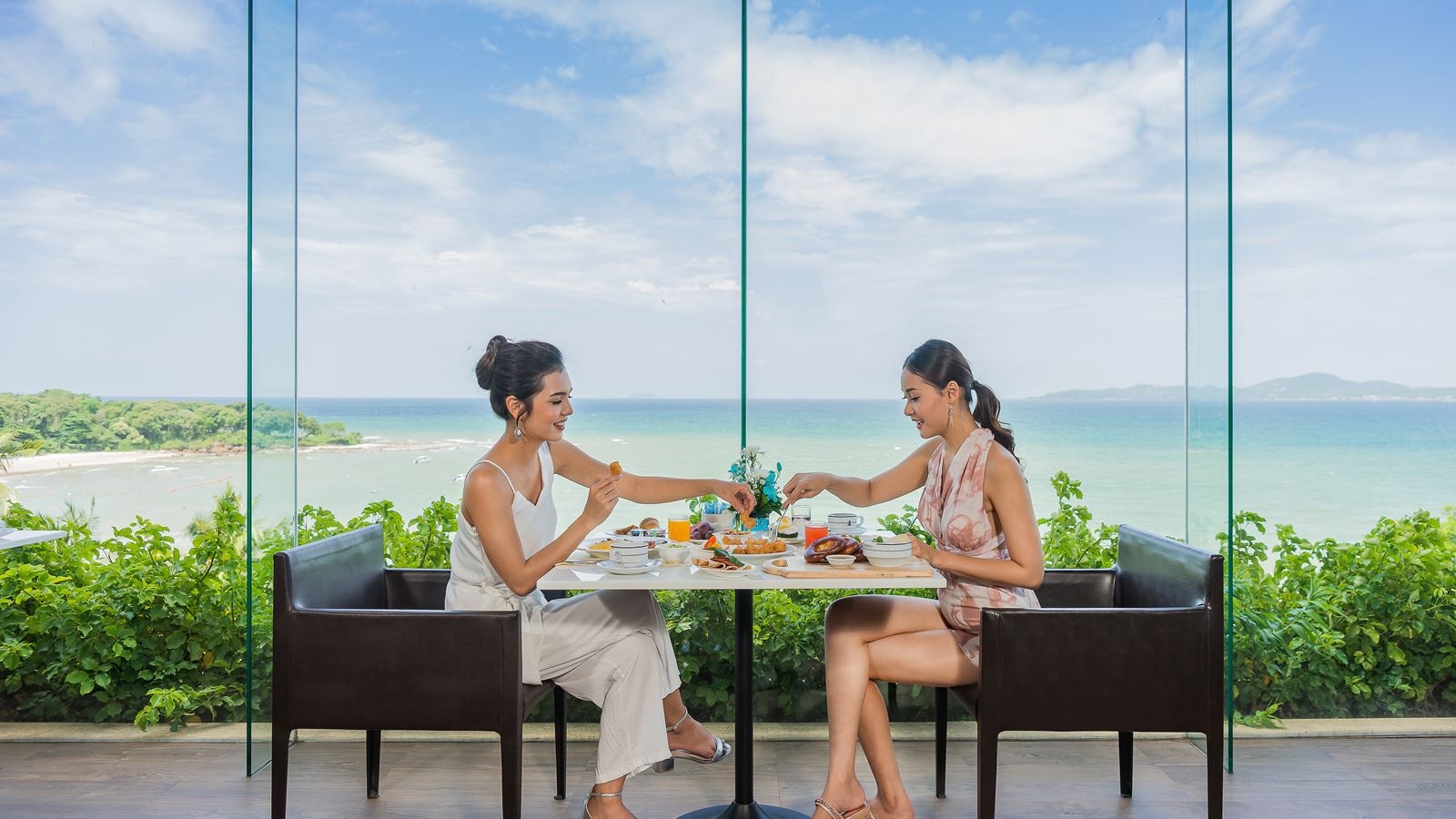 restaurants-panorama--dramatic-atmosphere