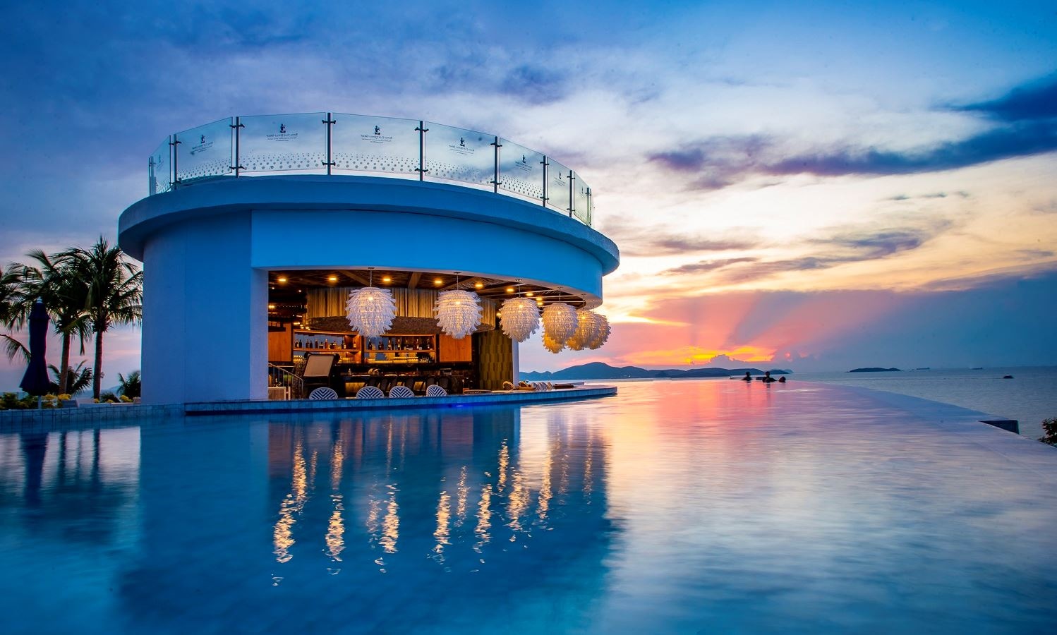 bars-the-bar-at-beach-hotel