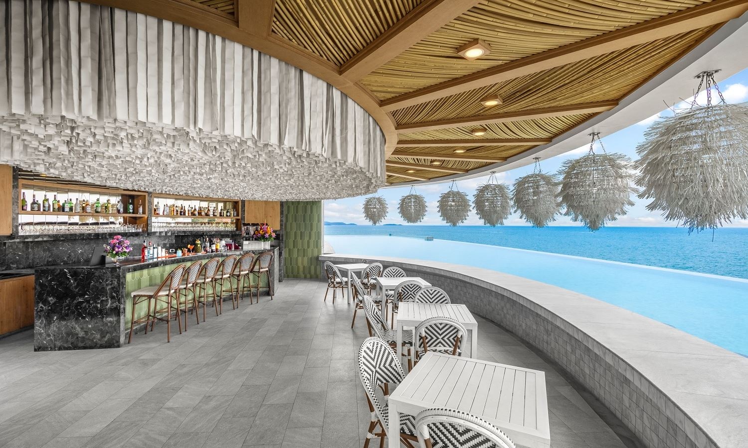 bars-sky-aquarium-pool--bar--royal-cliff-beach-hotel-poolside