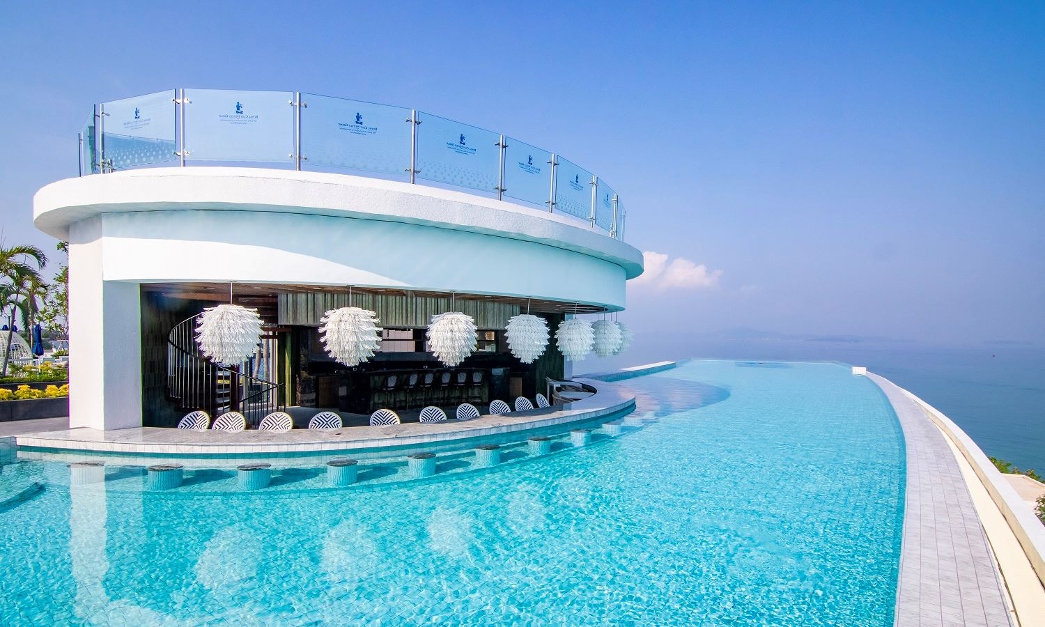 bars-sky-aquarium-pool--bar--royal-cliff-beach-hotel-poolside