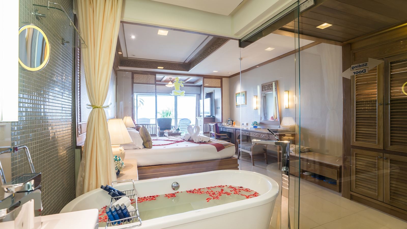 rooms-deluxe-honeymoon-suite