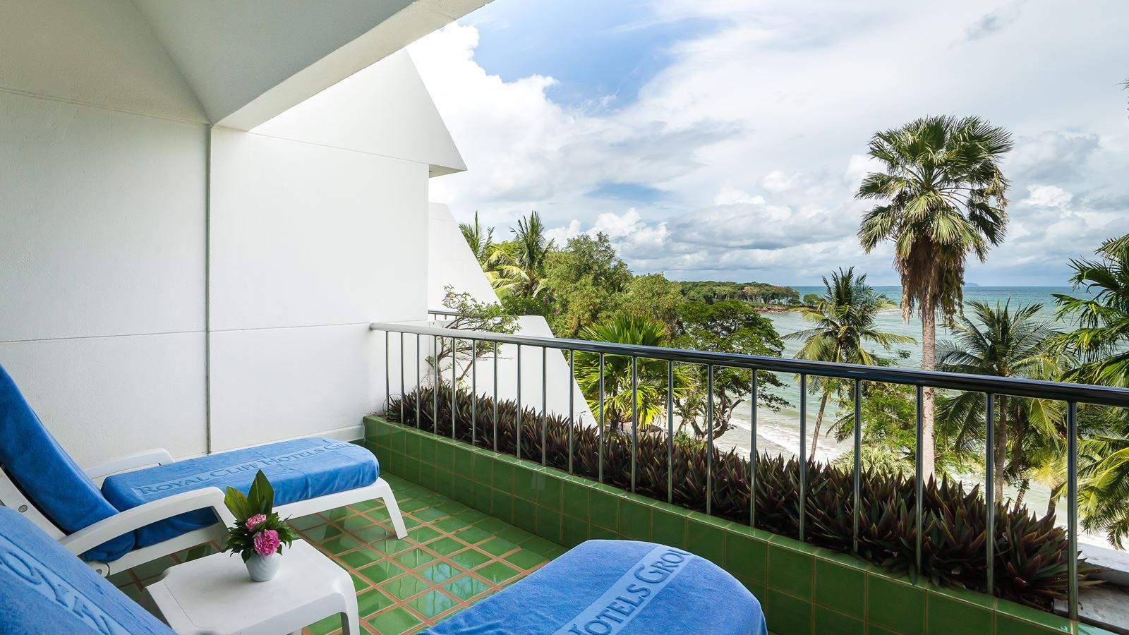 rooms-deluxe-honeymoon-suite