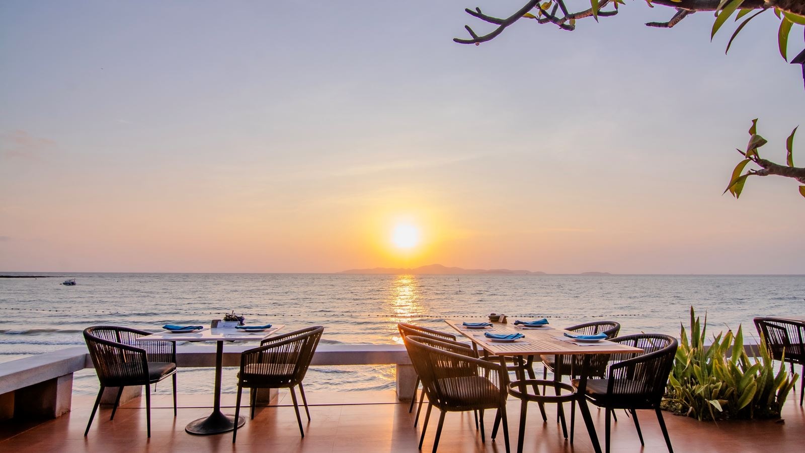 restaurants-breezeo---exotic-beachfront-seafood