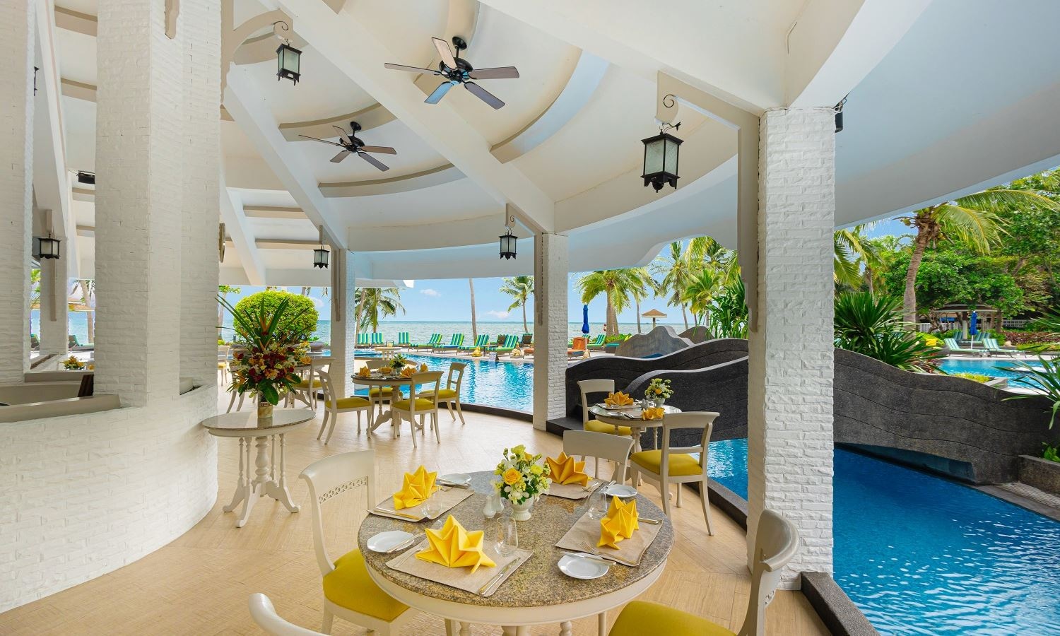 restaurants-la-ronde--pool-sensation