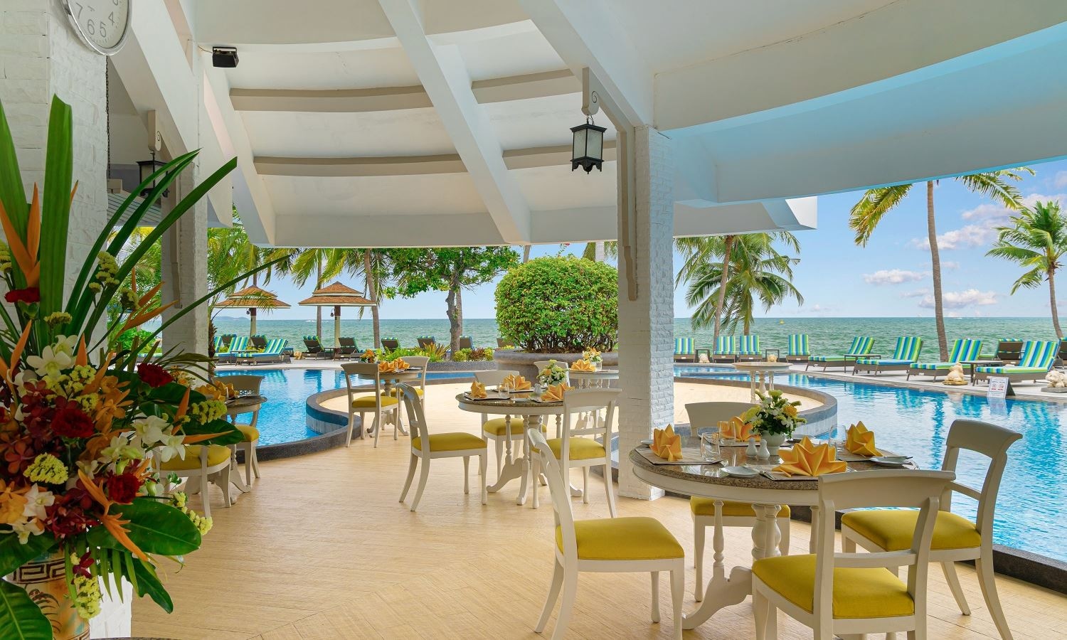 restaurants-la-ronde--pool-sensation