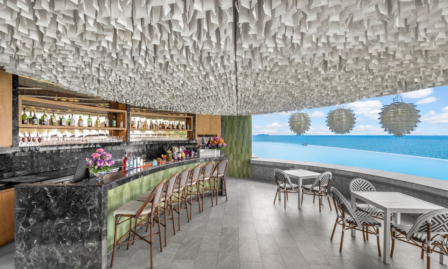 bars-the-bar--royal-cliff-beach-hotel