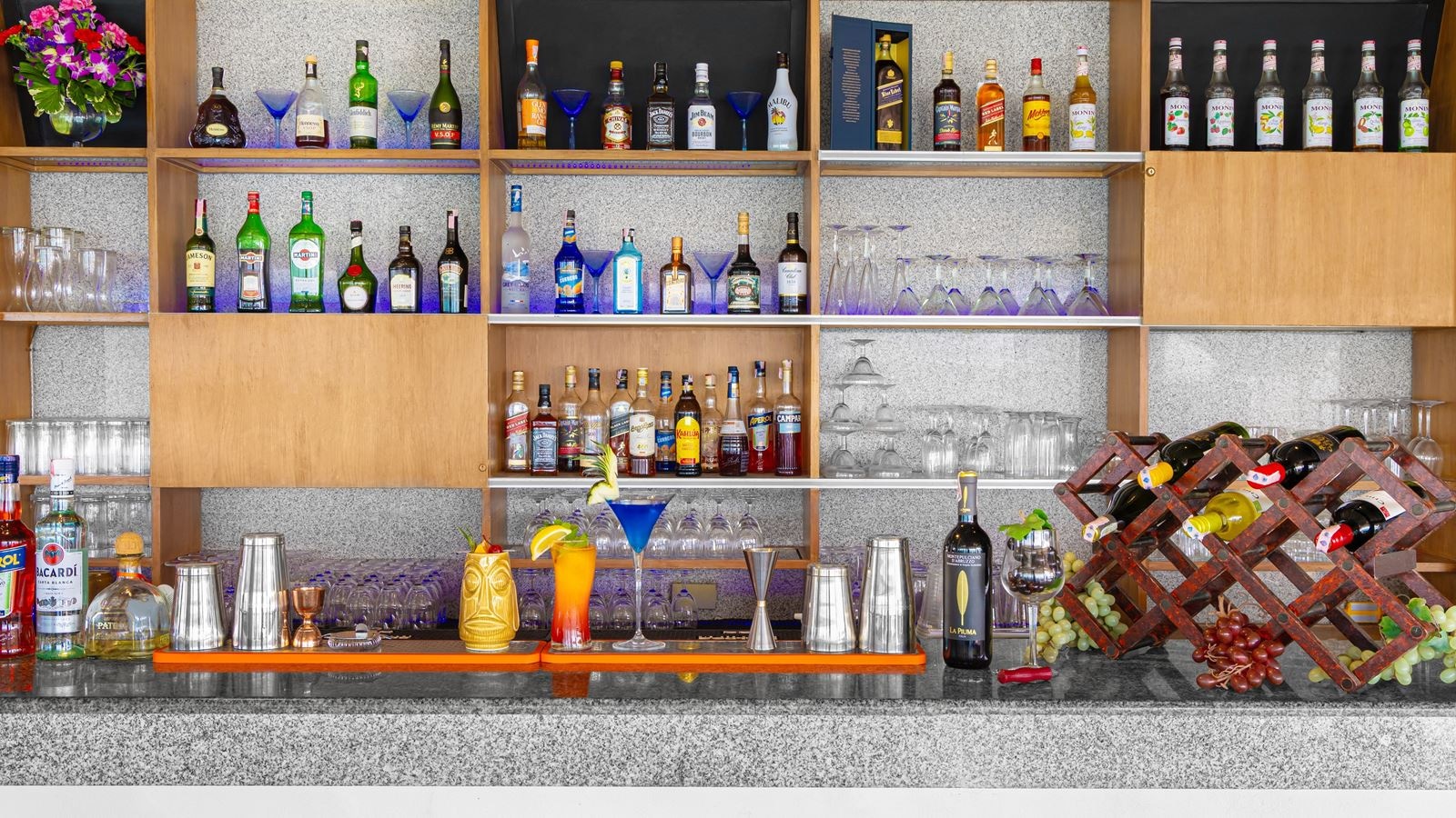 bars-tiki-bar--breezeo