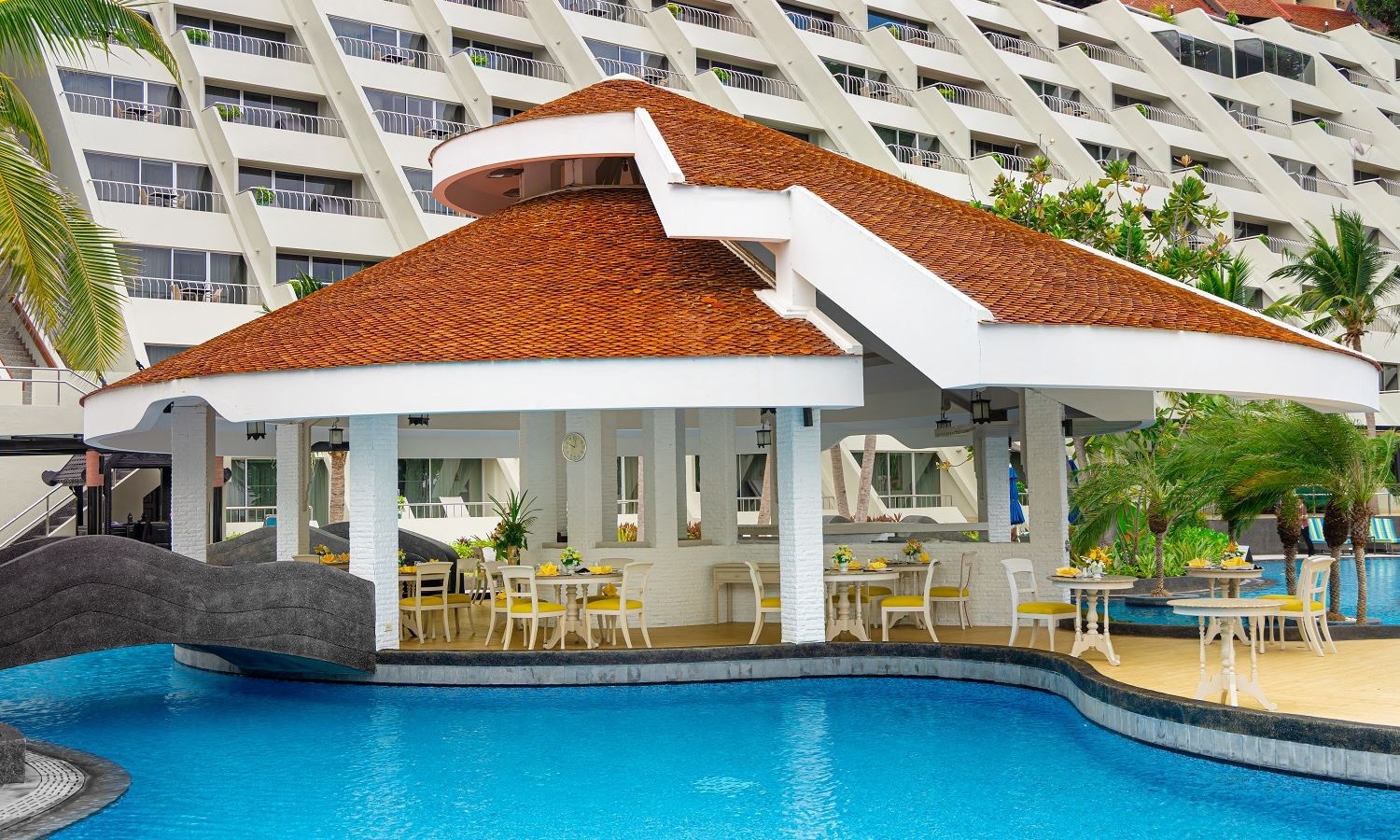 restaurants-la-ronde--pool-sensation