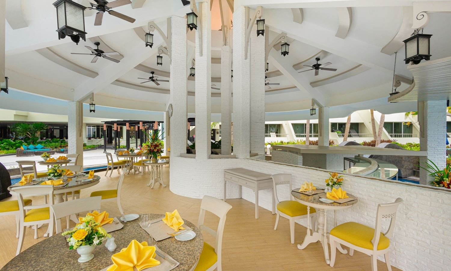 restaurants-la-ronde--pool-sensation