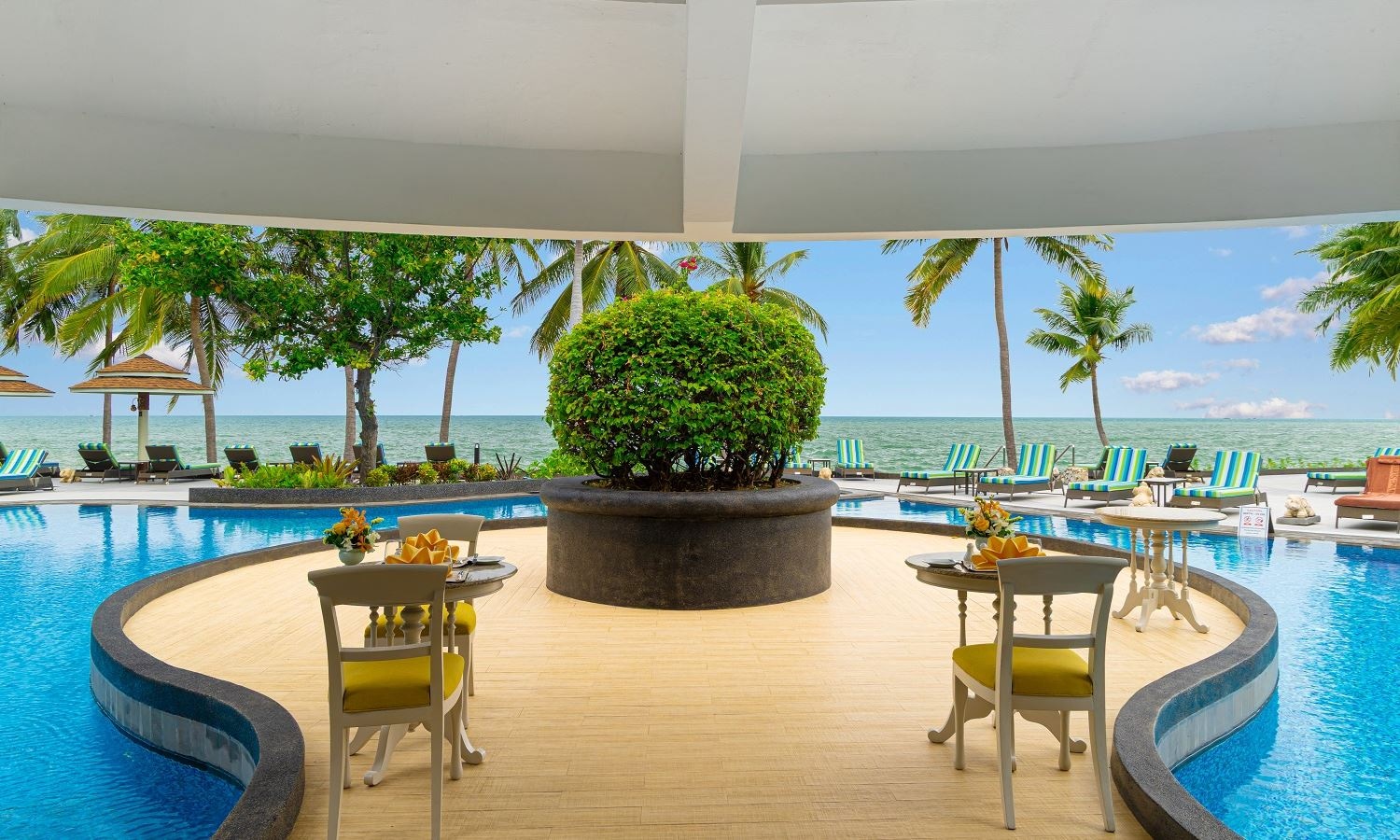 restaurants-la-ronde--pool-sensation