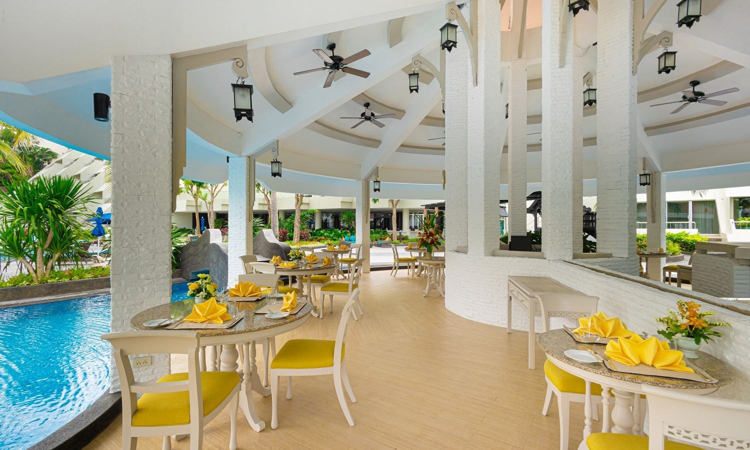 restaurants-la-ronde--pool-sensation