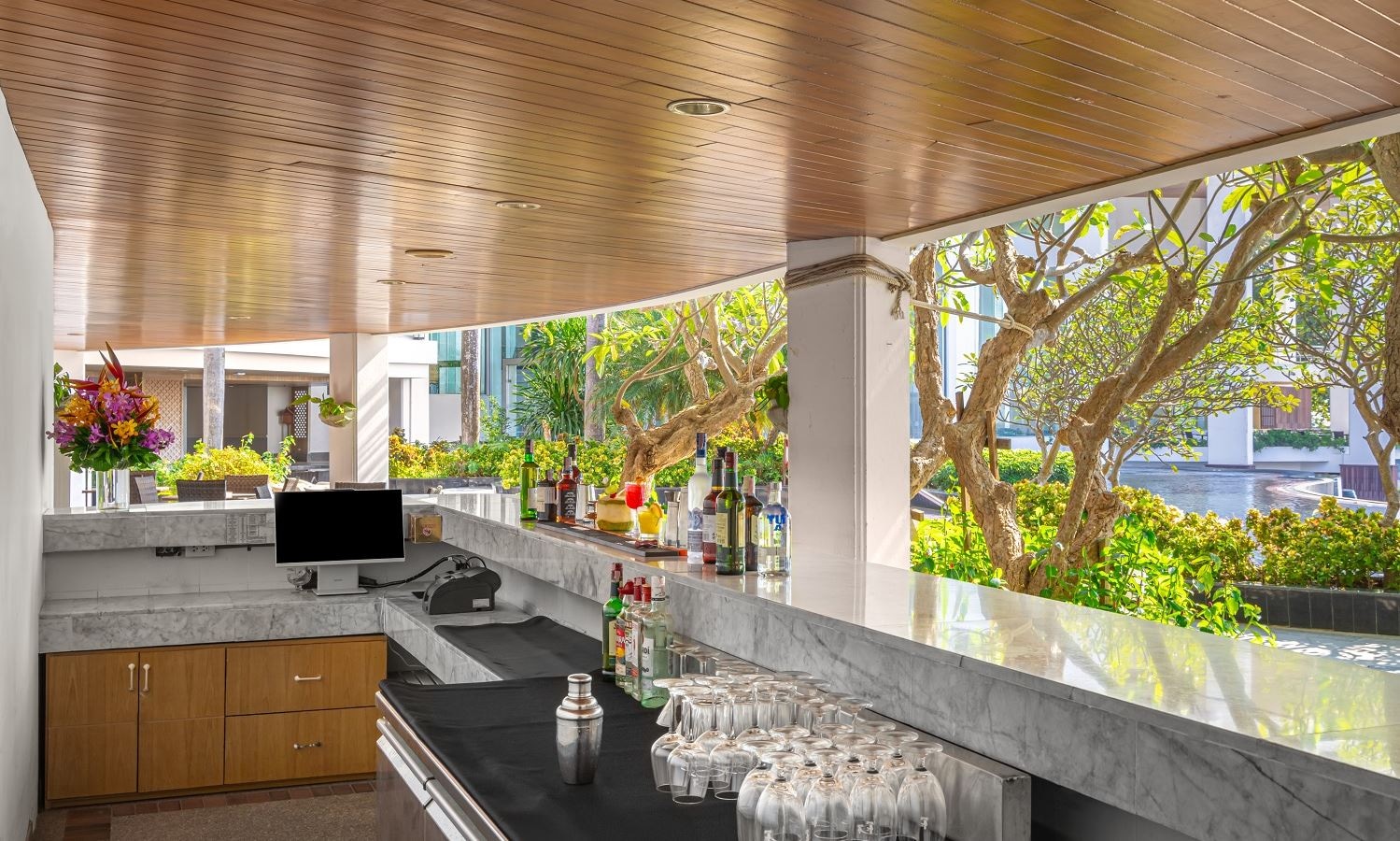 bars-infini-grand-bar--royal-cliff-grand-hotel-poolside